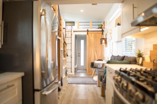 una cucina e un soggiorno con piano cottura di Tiny House Big View a Chilliwack