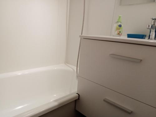 baño blanco con lavabo y nevera blanca en Studio Châtel, 1 pièce, 4 personnes - FR-1-198-192 en Châtel