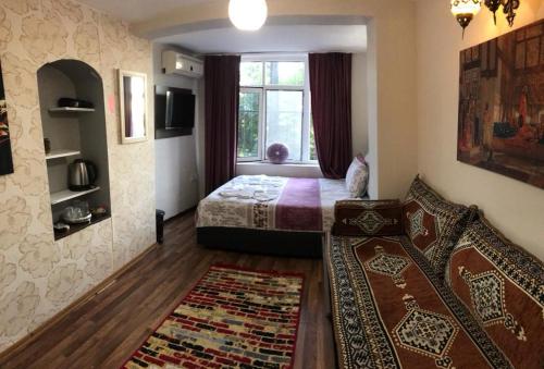 um quarto com uma cama e uma janela em Marmara House&Apartments em Istambul