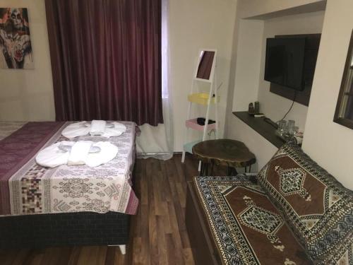 Televízia a/alebo spoločenská miestnosť v ubytovaní Marmara House&Apartments