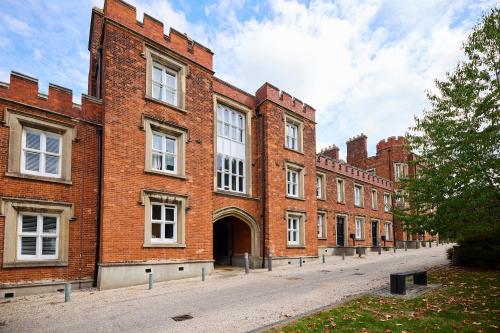 a large brick building with a street in front of it at The Woolwich Retreat - Enticing 5BDR House with Parking in Woolwich