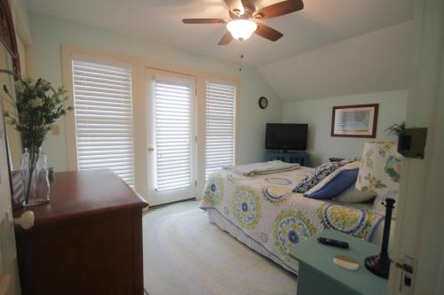 Schlafzimmer mit einem Bett und einem Deckenventilator in der Unterkunft 3314 Highland Ave, home in Ashville