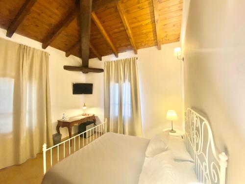 1 dormitorio con cama blanca y mesa en B&B STAZIONE DON CAMILLO, en Brescello