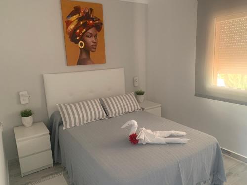 un pollo giocattolo seduto su un letto in una camera da letto di Magnífico apartamento vistas increíbles al océano-Caletillas-Candelaria ad Araya