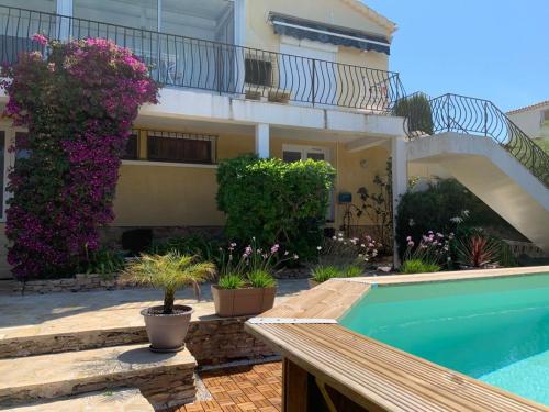 uma villa com uma piscina e uma casa em La Villa Farniente em Bandol