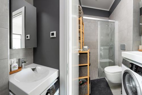 uma casa de banho com um lavatório, um WC e um chuveiro em Seaside Stories em Ķesterciems