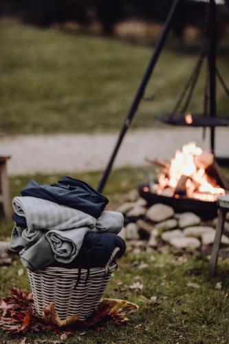 a basket of clothes sitting next to a fire at Landhuis Hotel de Hilkensberg in Broekhuizen