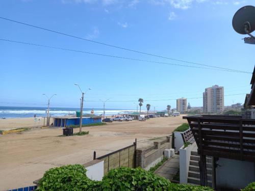 a view of the beach from the balcony of a beach house at Frente al Mar entre Poetas in El Tabo