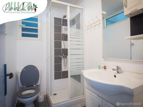 a bathroom with a toilet and a sink and a shower at Villa Baies Roses - Piscine chauffée Ile de la Réunion in Le Tampon