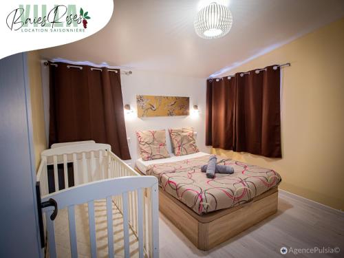 a baby room with a crib and a crib bed at Villa Baies Roses - Piscine chauffée Ile de la Réunion in Le Tampon