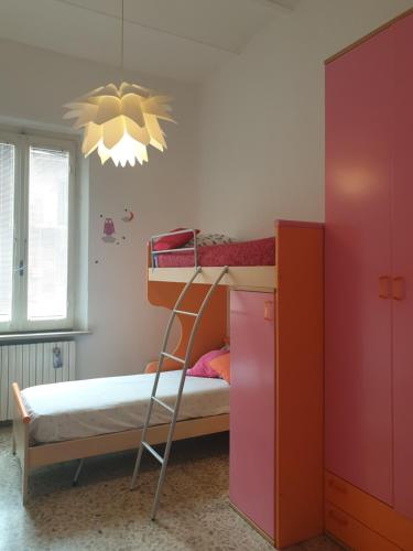 ein Schlafzimmer mit einem Etagenbett mit einer Leiter in der Unterkunft Cleo Tulipano in Falconara Marittima