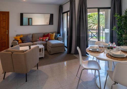 een woonkamer met een bank en een tafel bij MC Apartments in Puerto del Rosario