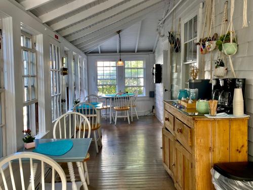 uma cozinha com um balcão, uma mesa e cadeiras em Anchor Inn em Nantucket