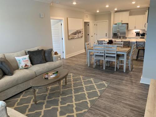 1610 Crow Creek – Photos 2