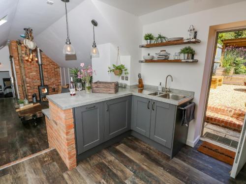 A kitchen or kitchenette at The Old Brewhouse & Piggery