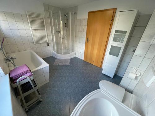 y baño con bañera, aseo y lavamanos. en große Wohnung zentral gelegen, en Neubrandenburg