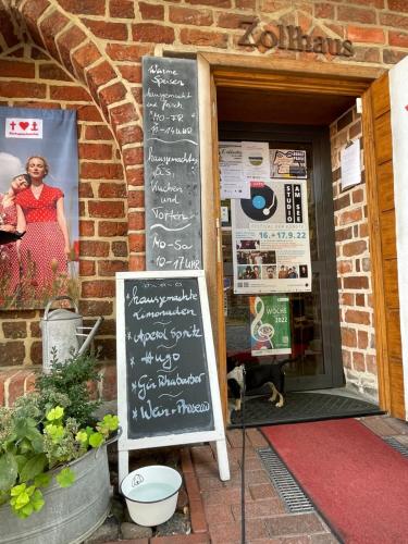 a chalkboard sign in front of a restaurant at große Wohnung zentral gelegen in Neubrandenburg