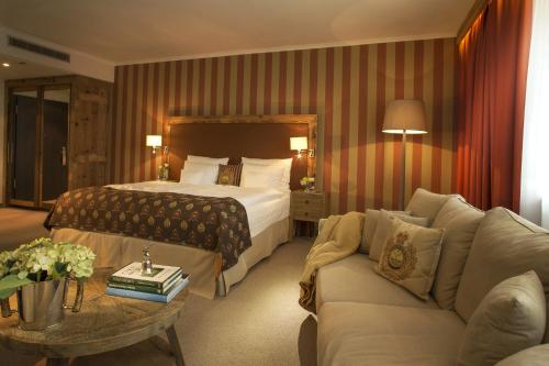 a hotel room with a bed and a couch at Spa & GolfResort Weimarer Land in Blankenhain