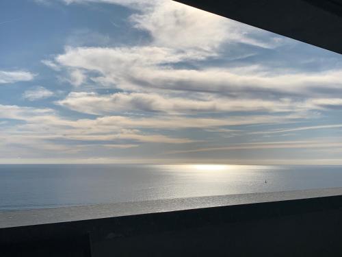 una vista sull'oceano sotto un cielo nuvoloso di SARA RIVIERA Costa Plana a Cap d'Ail