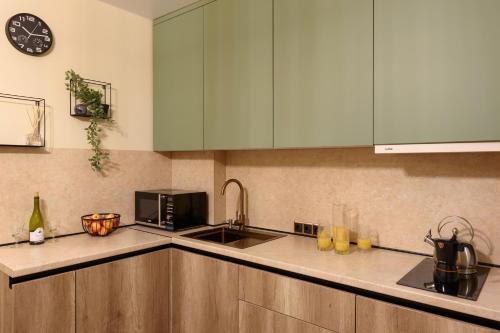 Cucina o angolo cottura di Здаються в оренду подобово АПАРТАМЕНТИ ZONEofCOMFORT-1 Поруч з центром міста, затишні та комфортні для проживання, як вдома