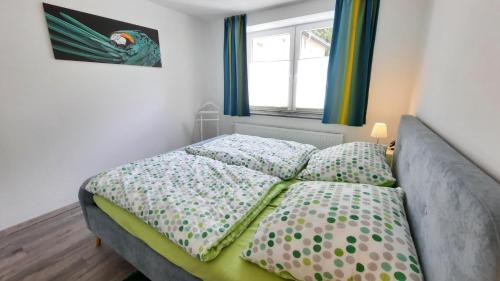 Hainichen的住宿－Fewo Böhle in Hainichen，一间小卧室,配有床和窗户