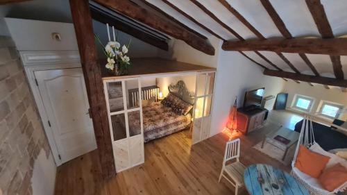 an overhead view of a living room with a couch at Loft Breton De Los Herreros in Logroño