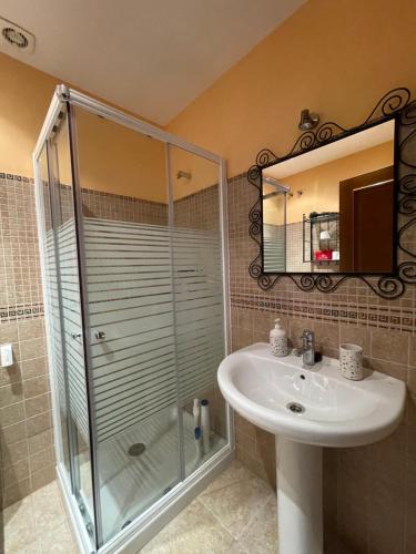 La salle de bains est pourvue d'un lavabo et d'une douche en verre. dans l'établissement LaFrenchTouch - Relájate y desconecta al pueblo, à Villanueva de Tapia