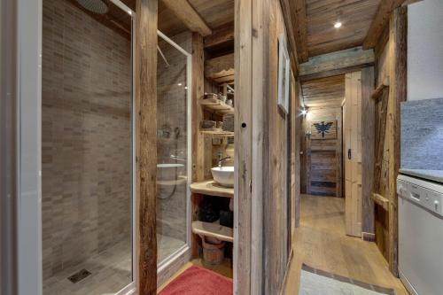 a bathroom with a toilet and a sink at Appartement esprit chalet - splendide vue montagne in Val dʼIsère