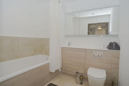 łazienka z wanną, toaletą i umywalką w obiekcie Stylish, 2-bedroom flat, Central Southend Flat, 11th floor w Southend-on-Sea