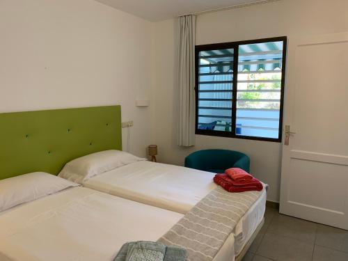 2 Betten in einem Zimmer mit Fenster in der Unterkunft Casa di Luca EL VERGEL by luca properties gran canaria in Puerto Rico de Gran Canaria