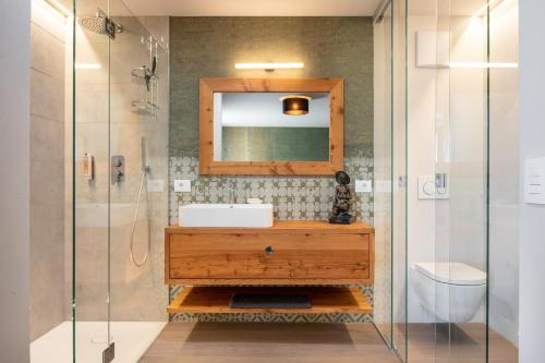 un baño con lavabo y espejo en Transmontana, en Vols am Schlern