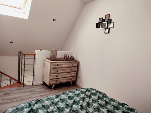 sypialnia z łóżkiem, komodą i lodówką w obiekcie Superbe maison rénovée avec agréable jardin w mieście Sainte-Catherine