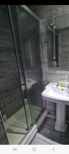 Kylpyhuone majoituspaikassa osullivans ave