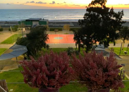 a view of a basketball court and the ocean at Un camino in Riva al mare in Riva Trigoso