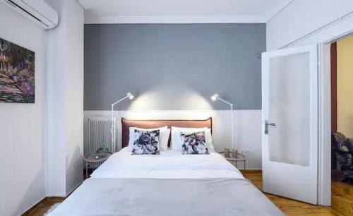 - une grande chambre blanche avec un grand lit et des oreillers dans l'établissement 4 Travelers, à Thessalonique