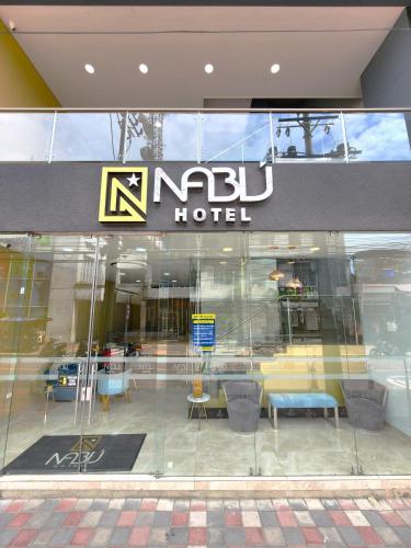 un cartello hotel con la scritta "njad" sul lato di un edificio di HOTEL NABU DEL PACIFICO a Tumaco