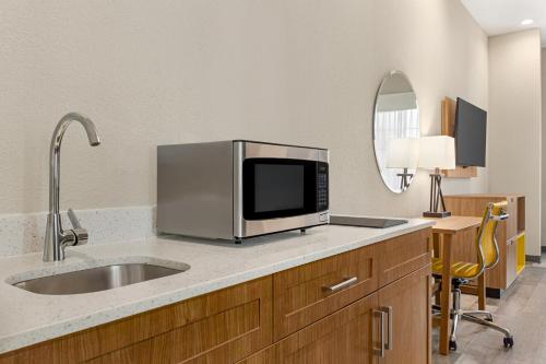 Kuchyň nebo kuchyňský kout v ubytování Days Inn & Suites by Wyndham Greater Tomball