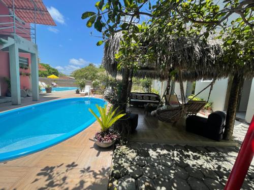 uma villa com piscina e um resort em Chalé Murici Lençóis em Santo Amaro