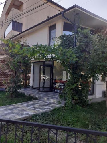 um edifício com uma porta e uma cerca em Nice Studio in Villa ELENA Ultracentral Pallas Mall em Iaşi