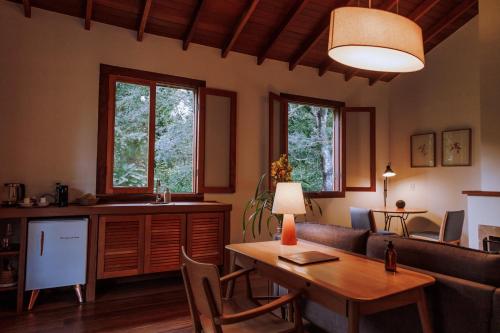 cocina y sala de estar con mesa y sofá en Fazenda Santa Vitória, en Queluz