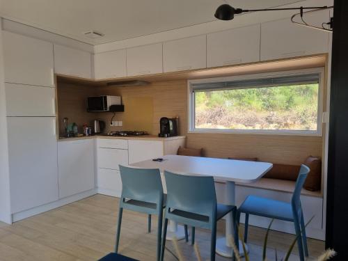 Dapur atau dapur kecil di Charmant et Spacieux Mobil Home