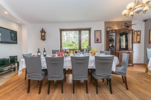 Μια τηλεόραση ή/και κέντρο ψυχαγωγίας στο Weekend house w lesie, na Kaszubach