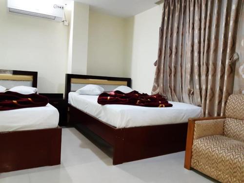 سرير أو أسرّة في غرفة في Mohammadia Guest House
