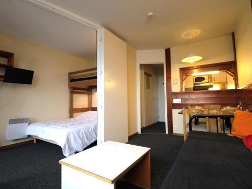 een hotelkamer met een bed en een tafel bij Appartement Avoriaz, 2 pièces, 5 personnes - FR-1-633-60 in Morzine