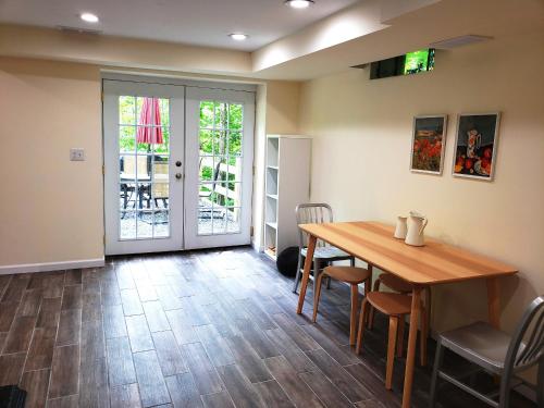 - une salle à manger avec une table et des chaises en bois dans l'établissement 1400sf self checkin modern chalet AC Grill Firepit, à Thornhurst