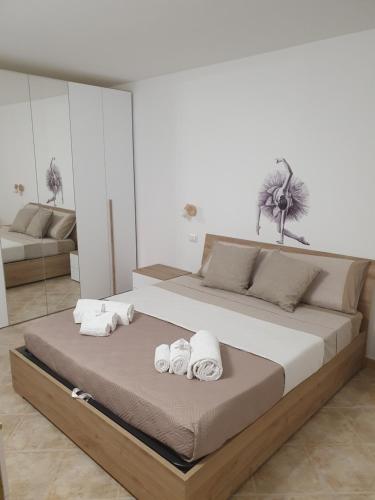 Кровать или кровати в номере Dancing Apartment