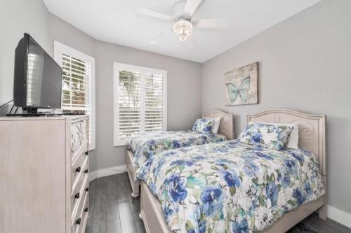een slaapkamer met twee bedden en een flatscreen-tv bij Windsor Hills Resort 3 Bedroom Condo 5 Minutes to Disney in Orlando