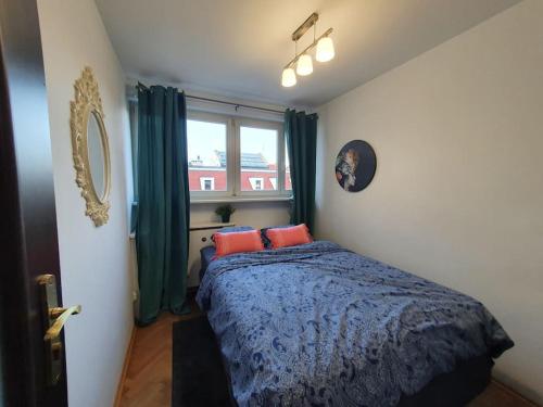 una camera da letto con un letto con due cuscini e una finestra di Kotlarska 17, Main sq a Breslavia