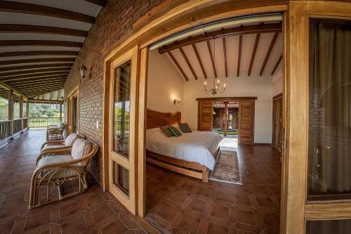 a bedroom with a bed and a balcony at PETRA SANTA HOTEL BOUTIQUE in Pereira