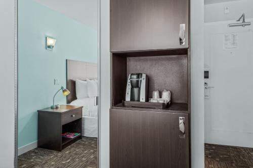 ein Hotelzimmer mit einem Bett und einer Kaffeemaschine in der Unterkunft Casey Key Resorts - Mainland in Osprey